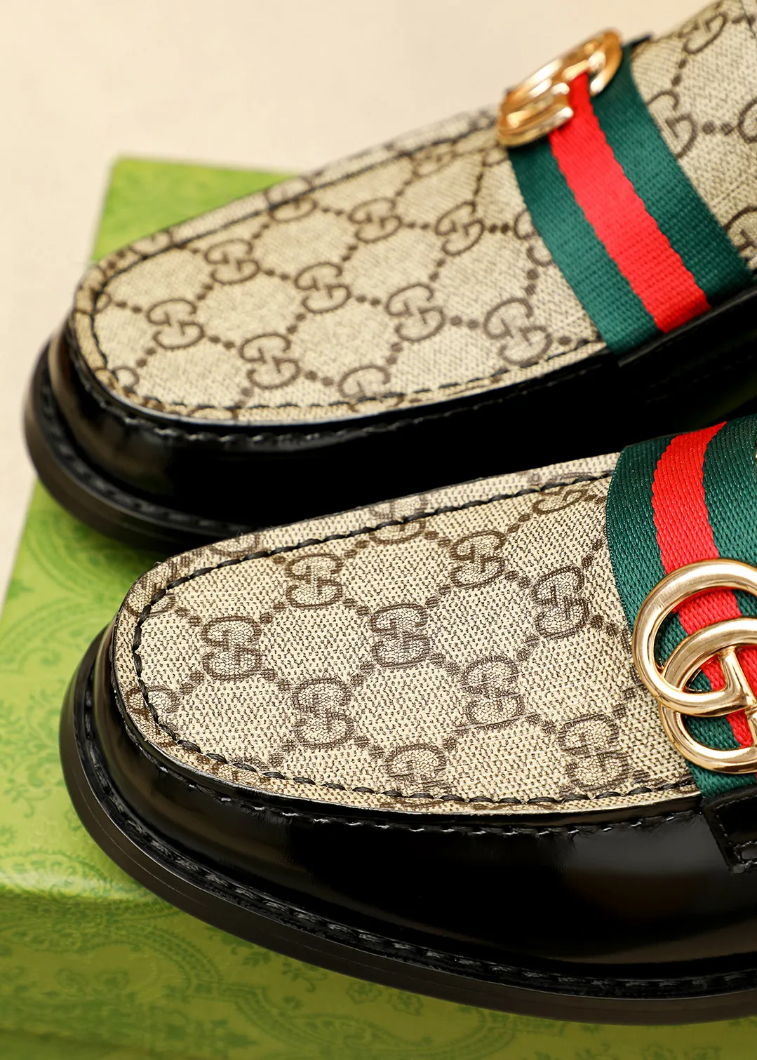 Men's shoes 💰480 💐 Product trademark: GUCCI "Gucci" casual leather shoes Regular size: 38-44 (45.46🉑️customized) Product materials: Selected imported first-layer calfskin embossed upper + luxury hardware buckle, imported water-dyed cowhide leather lining. Strong three-dimensional visual effect, original outsole color: 2 colors available